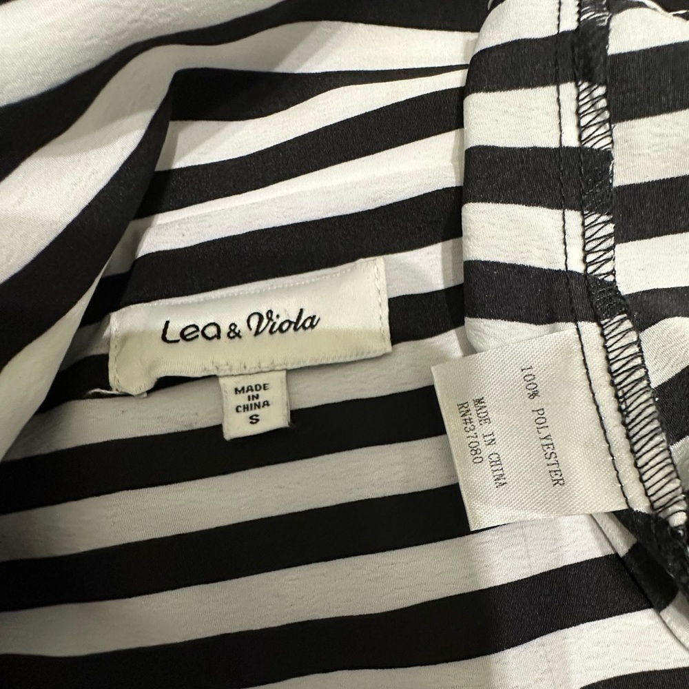 🛍️ Leo & Viola black and white striped unique wrap shirt excellent condition. - Picture 10 of 10